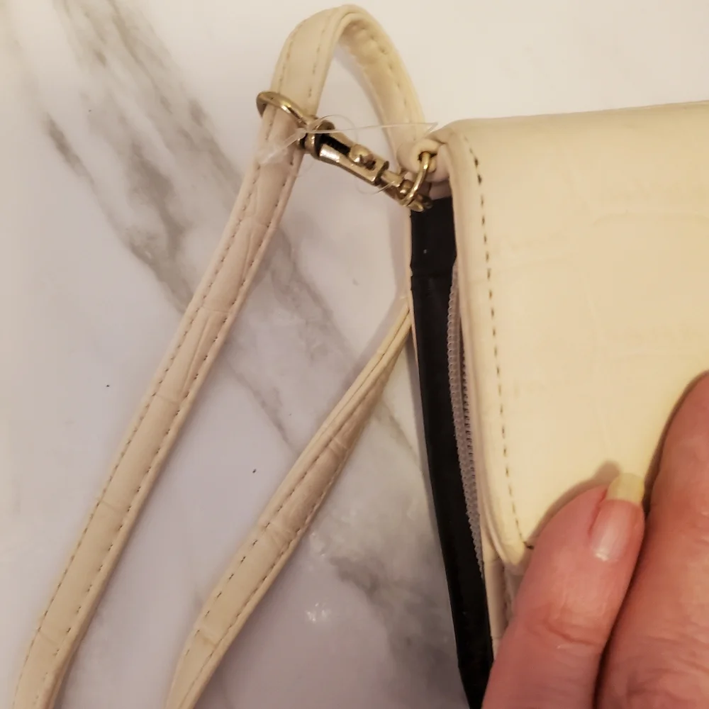 New Multi Pocket And Card Holders Crossbody By Nicole Miller